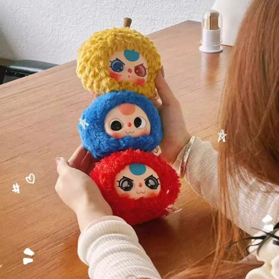 세 살짜리 어린애가 과수원에 있다