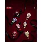 Четыре эпизода из четырех эпизодов \"POPMART bable mat SKULLPANDA flower\" : холодильник со слепыми коробками, расположенными по периметру