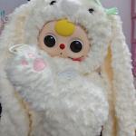 세 살짜리 아기가 아기의 배낭을 안았다